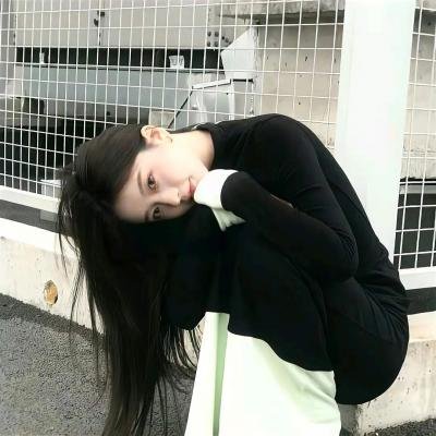 穿一只红鞋的男人
